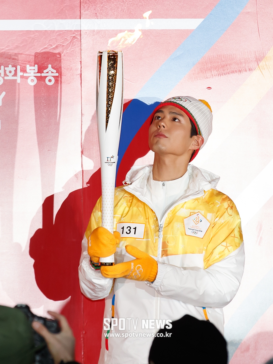 [포토S] 박보검, 활활타는 성화 바라보며