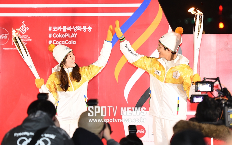 [포토S] 박보검, 성화 들고 하이파이브