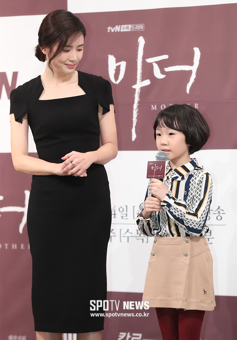[포토S] 이보영, 허율 바라보는 엄마의 미소
