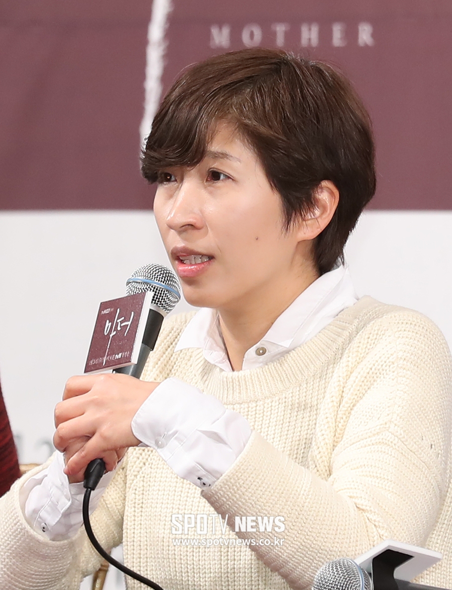 [포토S] 인사하는 정서경 작가