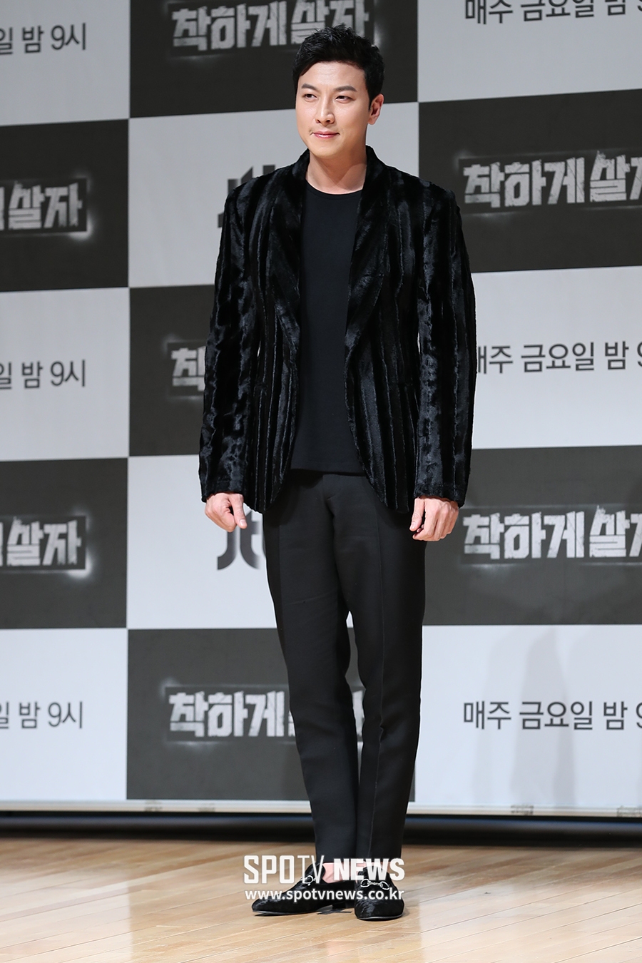 [포토S] 박건형, 올블랙으로 깔끔하게