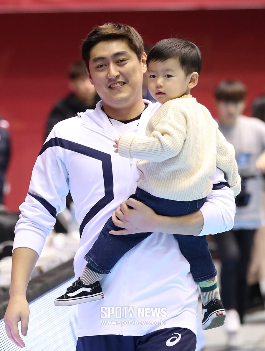 [포토S] 유광우, 아들 안고 코트 안으로