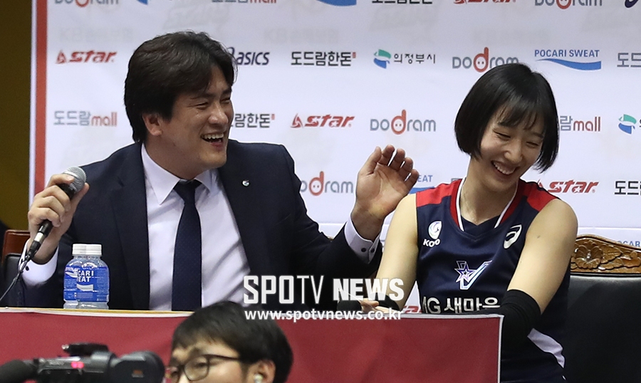 [포토S] 황연주, 차상현 감독 편파 판정에 좌절