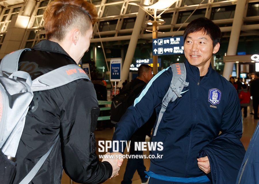 [포토S] 조현우와 악수하는 김남일 코치