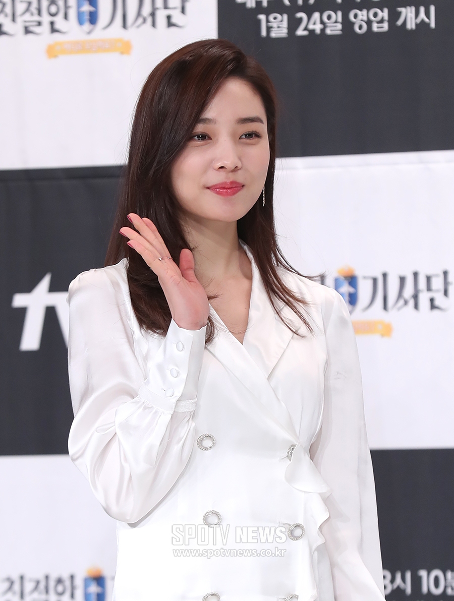 [포토S] 윤소희, 미녀의 손인사