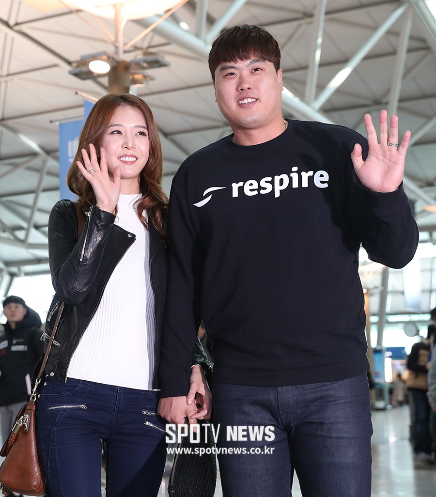 [포토S] 류현진-배지현, 함께 출국하는 신혼 부부