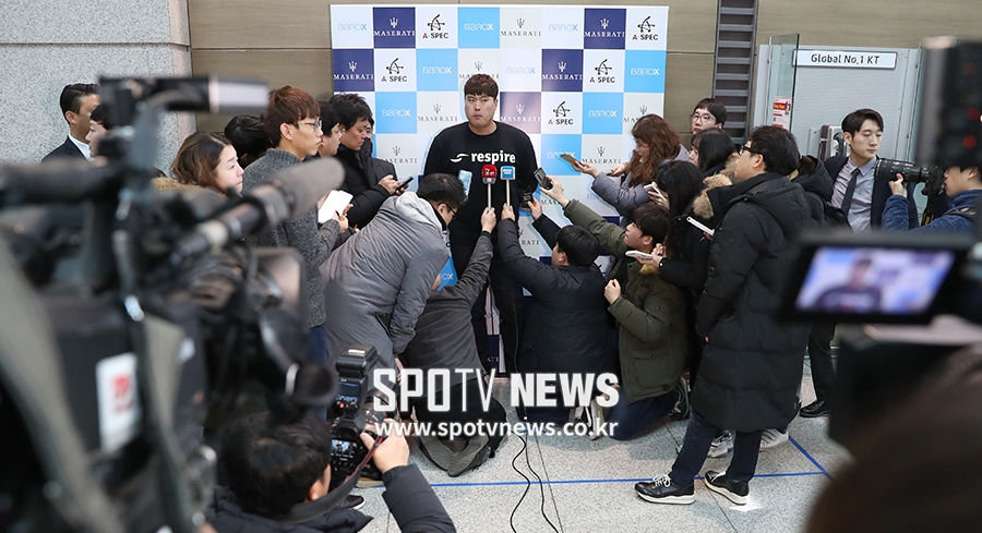 [포토S] 많은 취재진에 둘러싸인 류현진