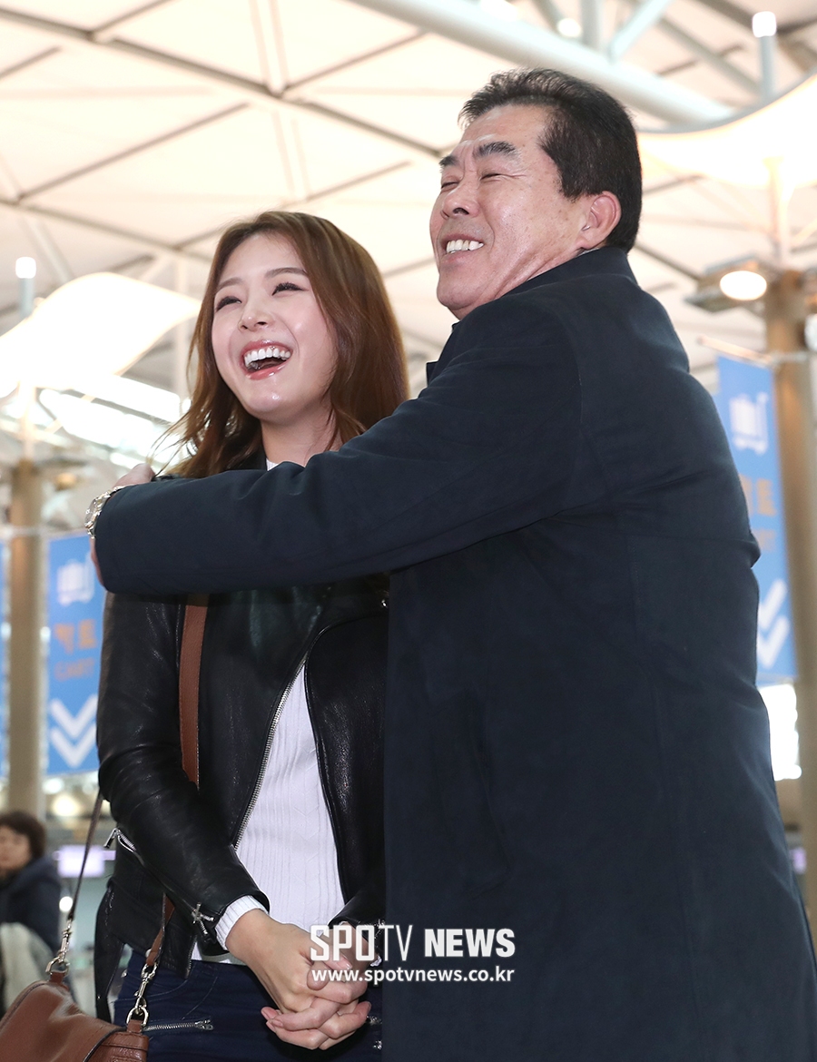 [포토S] 배지현 아나운서, '시아버지 사랑 듬뿍~'