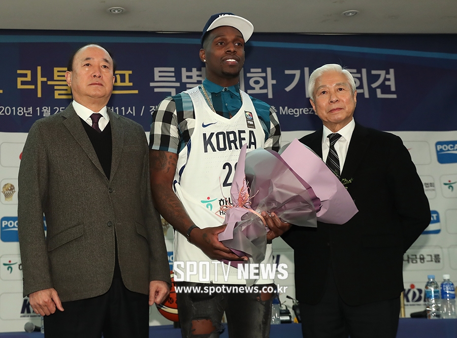 [포토S] 라틀리프, 귀화 기념 사진 촬영