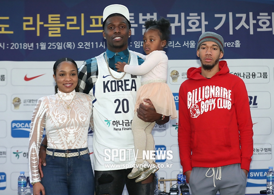 [포토S] 가족과 함께 카메라 앞에 선 라틀리프
