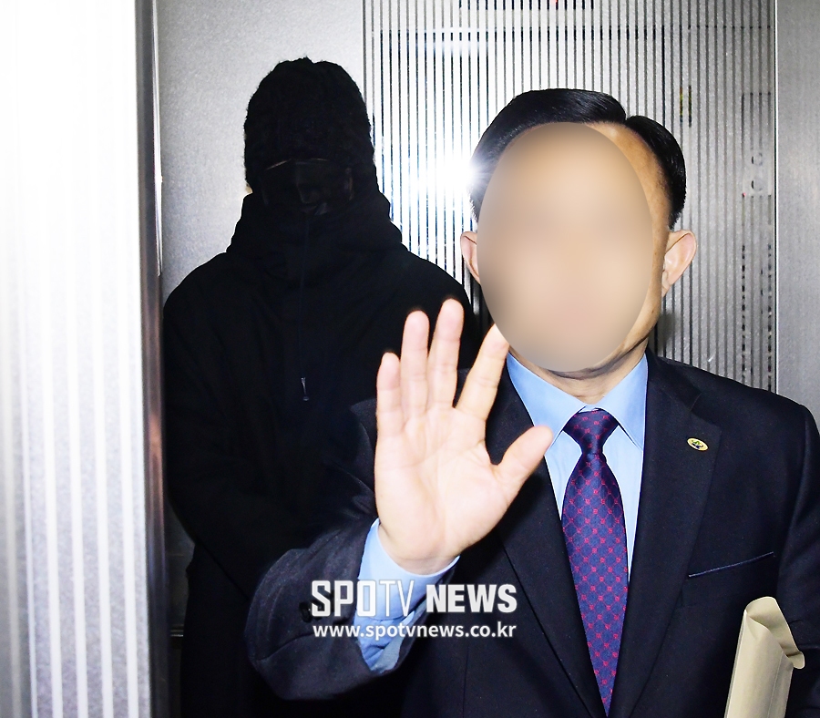[포토S] 탑, 구청 공무원 경호 받으며 출근