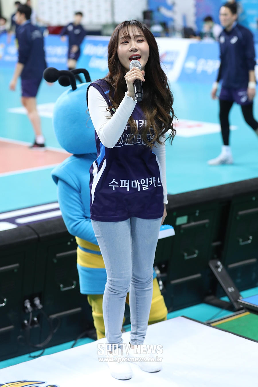 [포토S] 써니데이즈 희라, 배구팬 사로잡는 공연~