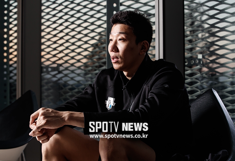 [포토S] 인터뷰 하고 있는 신영석