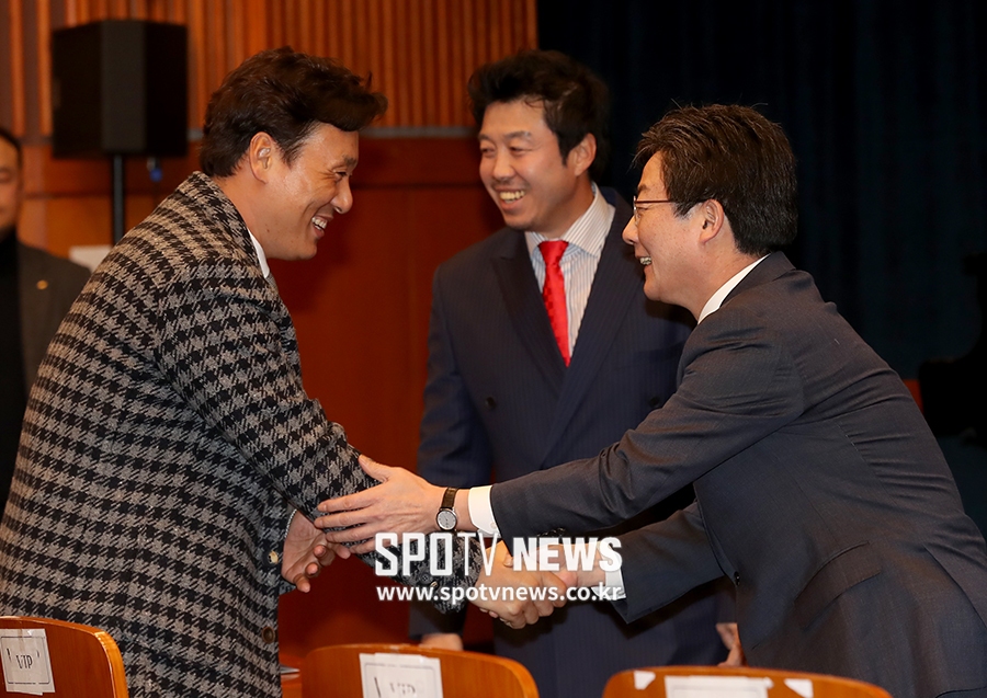 [포토S] 악수 나누는 이승엽-유승민 의원