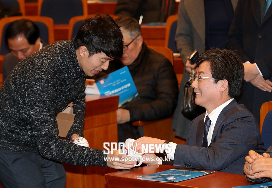 [포토S] 야구공에 사인해주는 유승민 의원