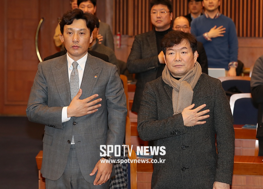 [포토S] 국민의례하는 이승엽-이순철