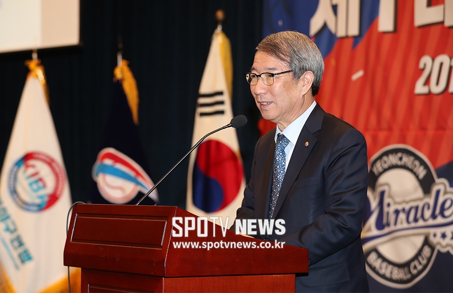 [포토S] 이준석 총재 취임 축하하는 정운찬 커미셔너