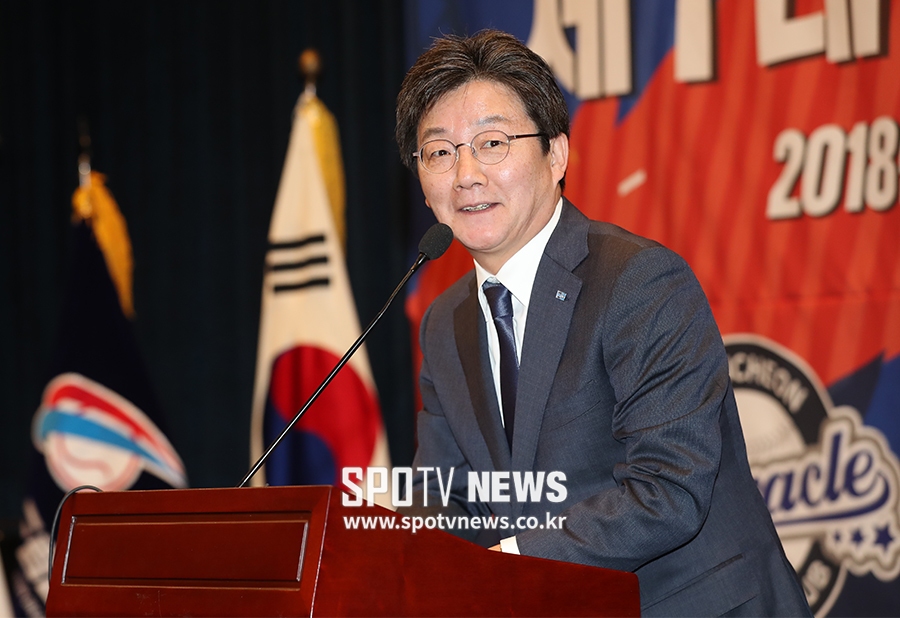 [포토S] 이준석 총재 취임 축하하는 유승민 대표