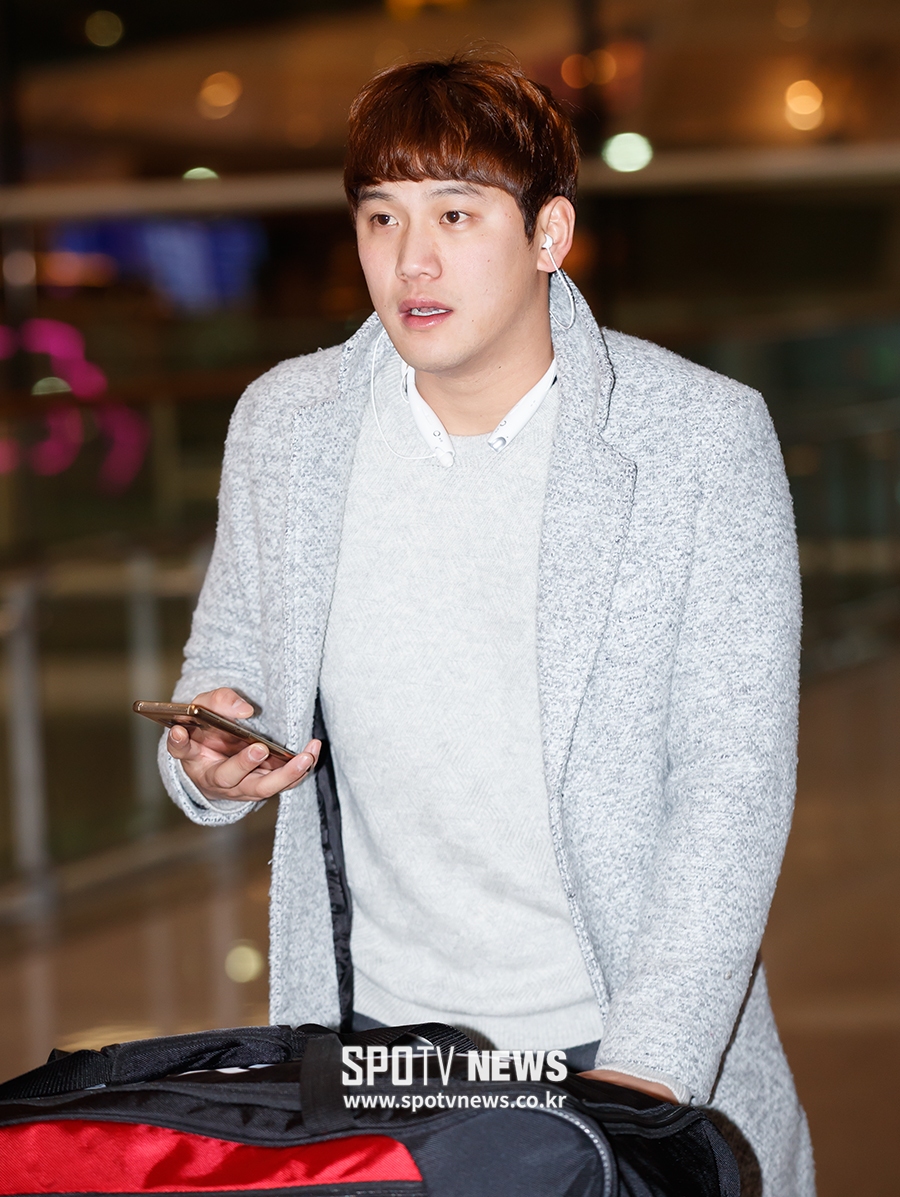 [포토S] 출국 위해 이동하는 서진용