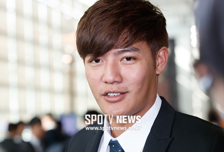 [포토S] 한국 취재진과 첫 인터뷰 하는 왕웨이중