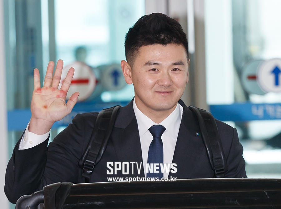 [포토S] 최주환, 비시즌 동안 노력이 느껴지는 손바닥