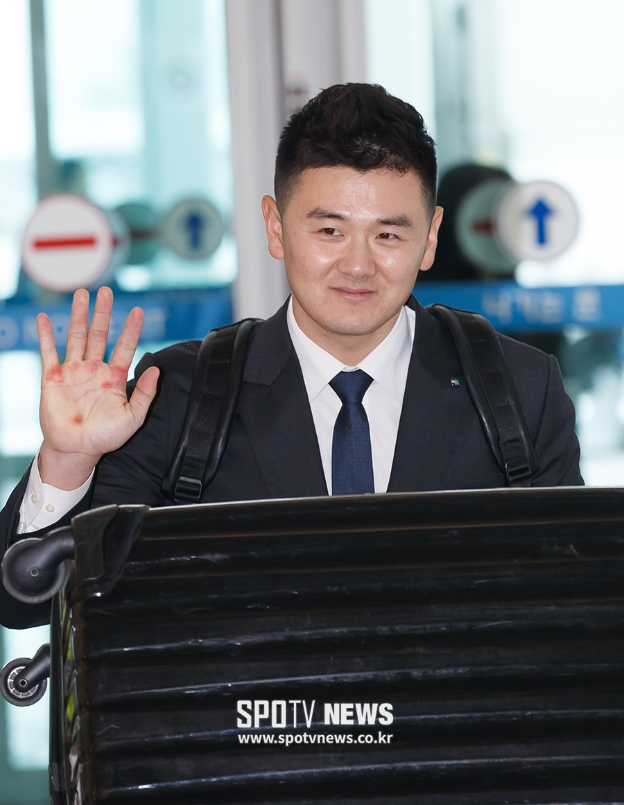 [포토S] 최주환, 물집 벗겨진 손 들어 인사