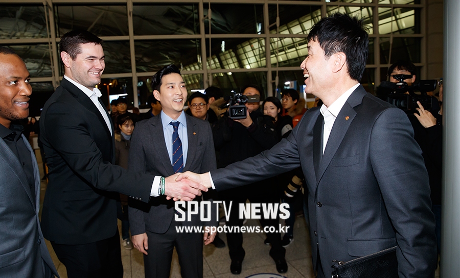 [포토S] 휠러와 악수하는 한용덕 감독