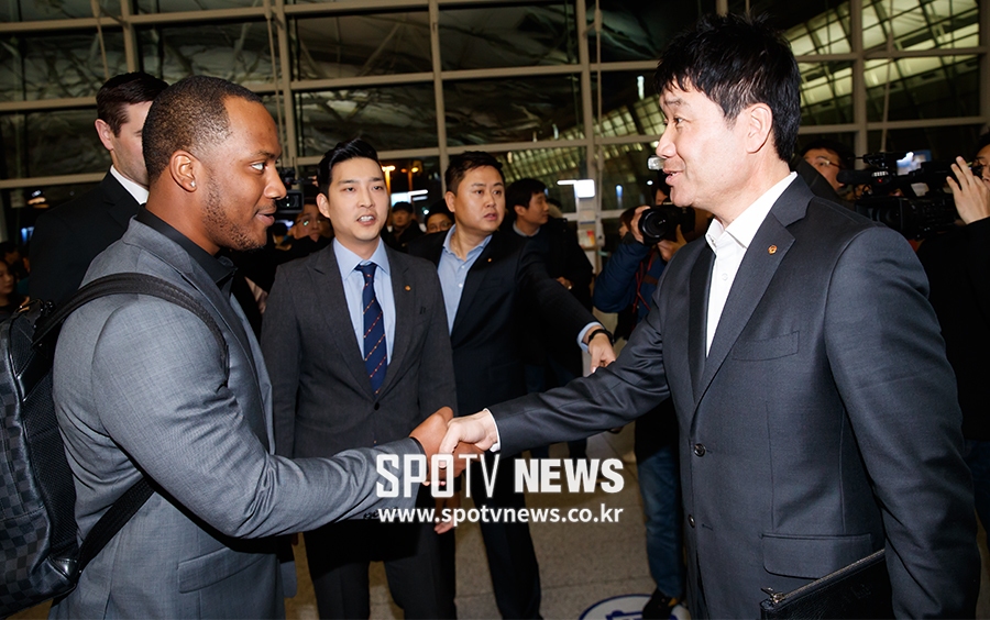 [포토S] 키버스 샘슨과 인사하는 한용덕 감독