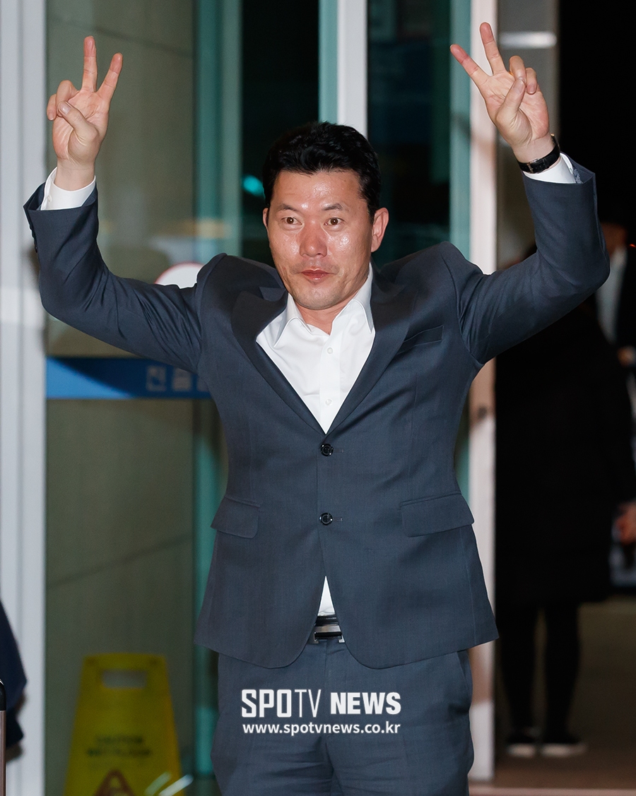 [포토S] 김민호 코치, '멋지게 찍어주세요'