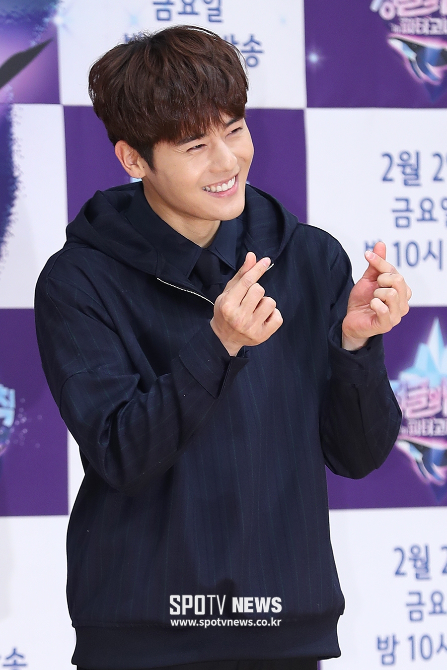 [포토S] 동준, 귀엽게 애교 하트~