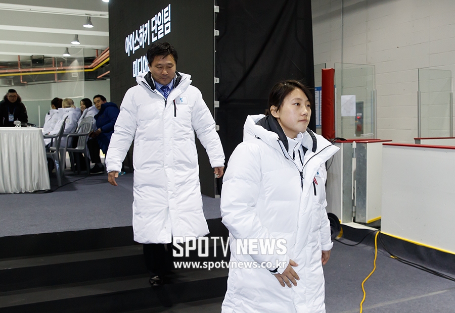 [포토S] 각오만 밝힌 후 퇴장하는 박철호 감독-정수현