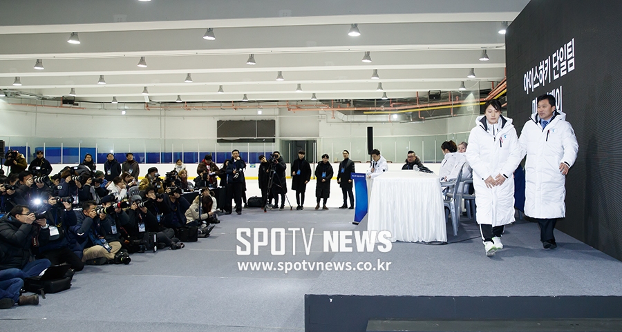 [포토S] 인터뷰 없이 퇴장하는 박철호 감독-정수현