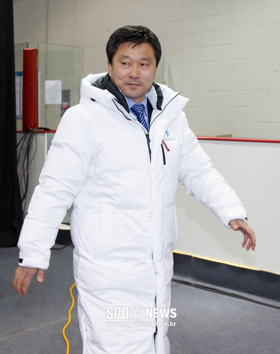 [포토S] 퇴장하는 북한 박철호 감독