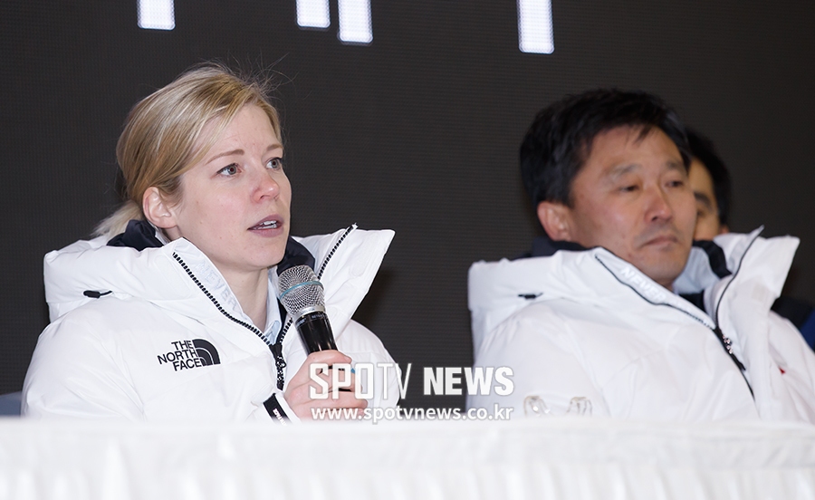 [포토S] 인사하는 새라 머리 감독