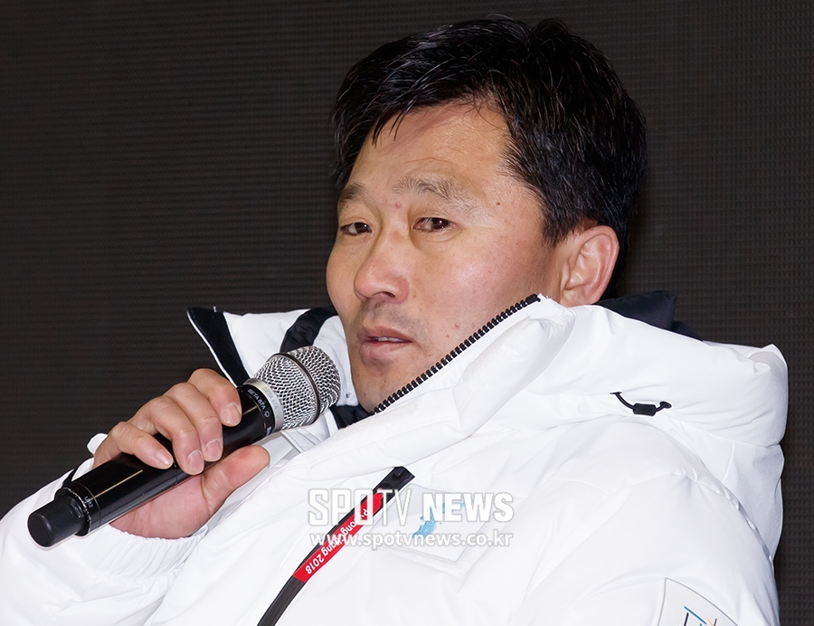 [포토S] 경기 소감 말하는 북한 박철호 감독