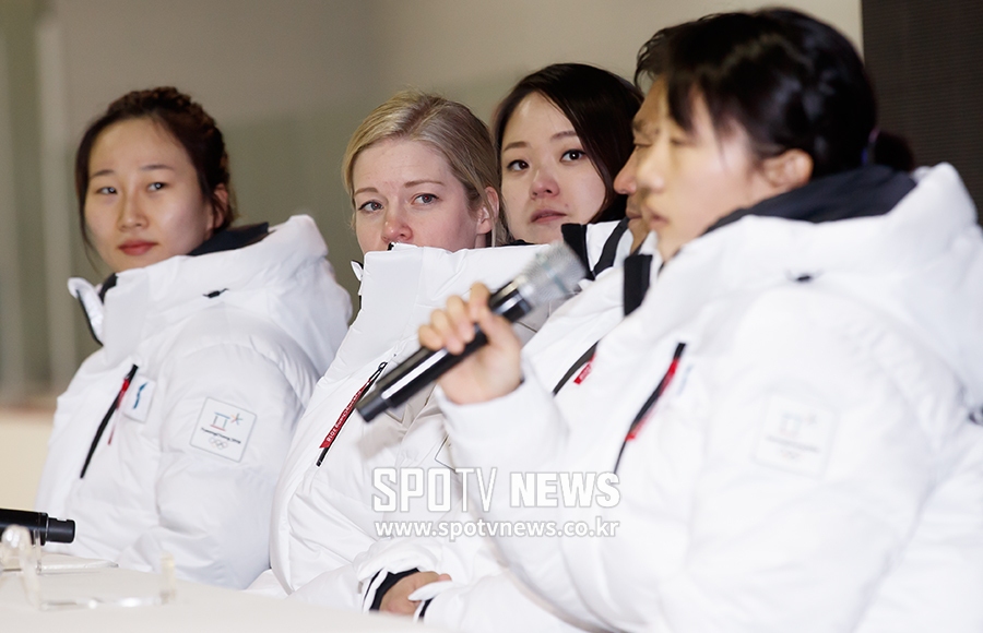 [포토S] 북한 정수현 인터뷰 지켜보는 새라 머리 감독