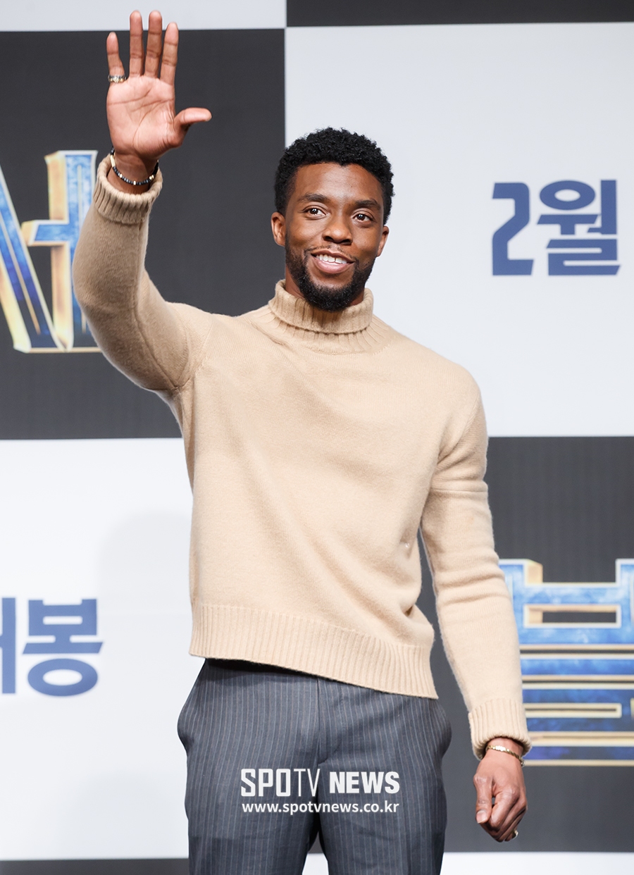 [포토S] 채드윅 보스만, 블랙팬서의 손인사