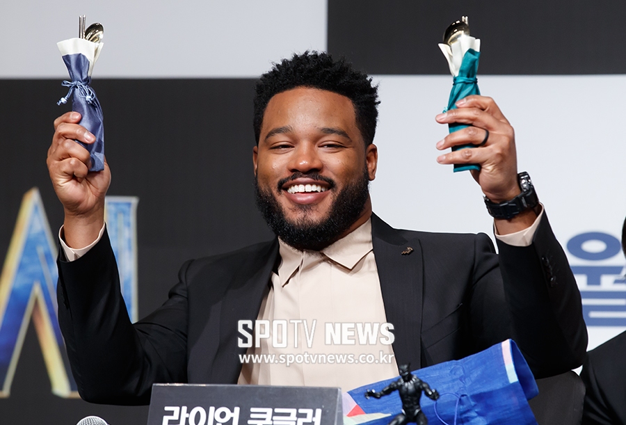 [포토S] 라이언 쿠글러 감독, '한국 수저 선물 받았어요'