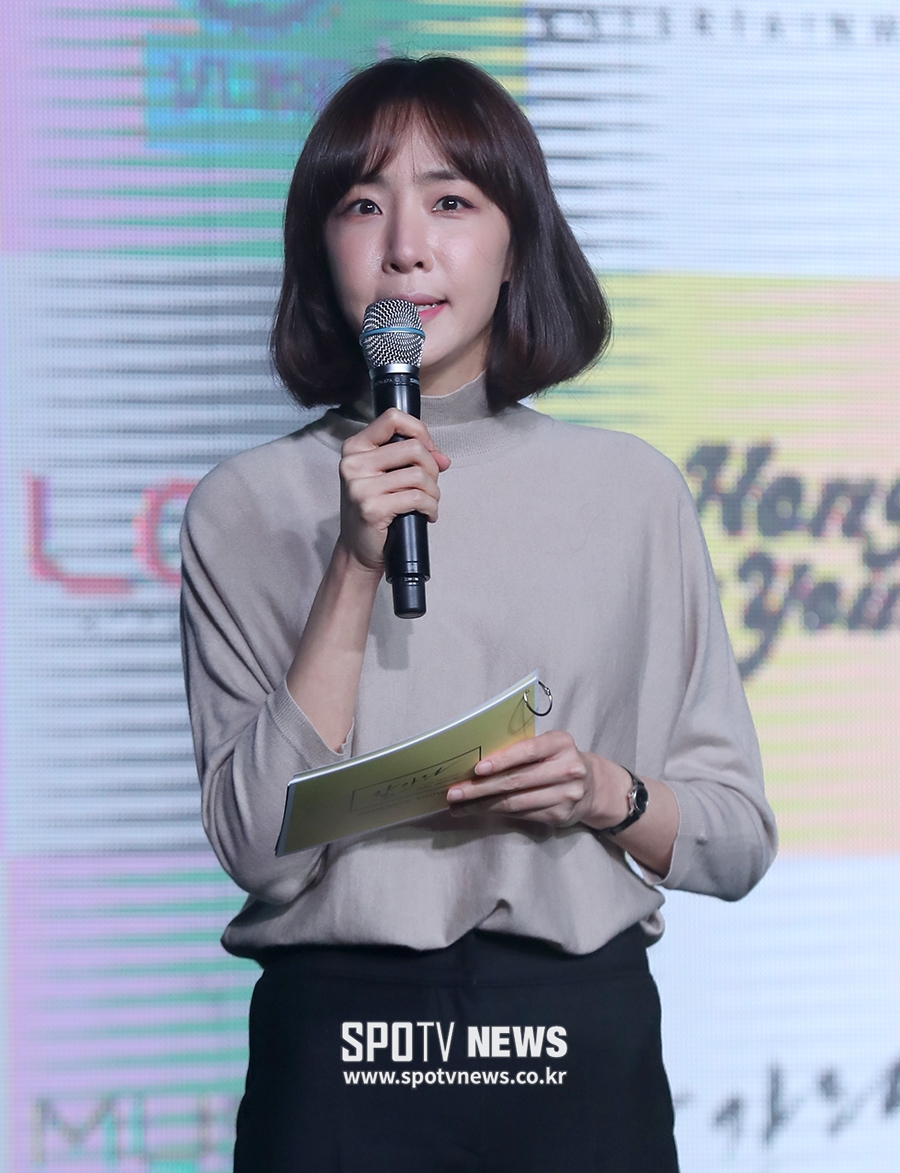 [포토S] 행사 진행에 나선 작사가 김이나