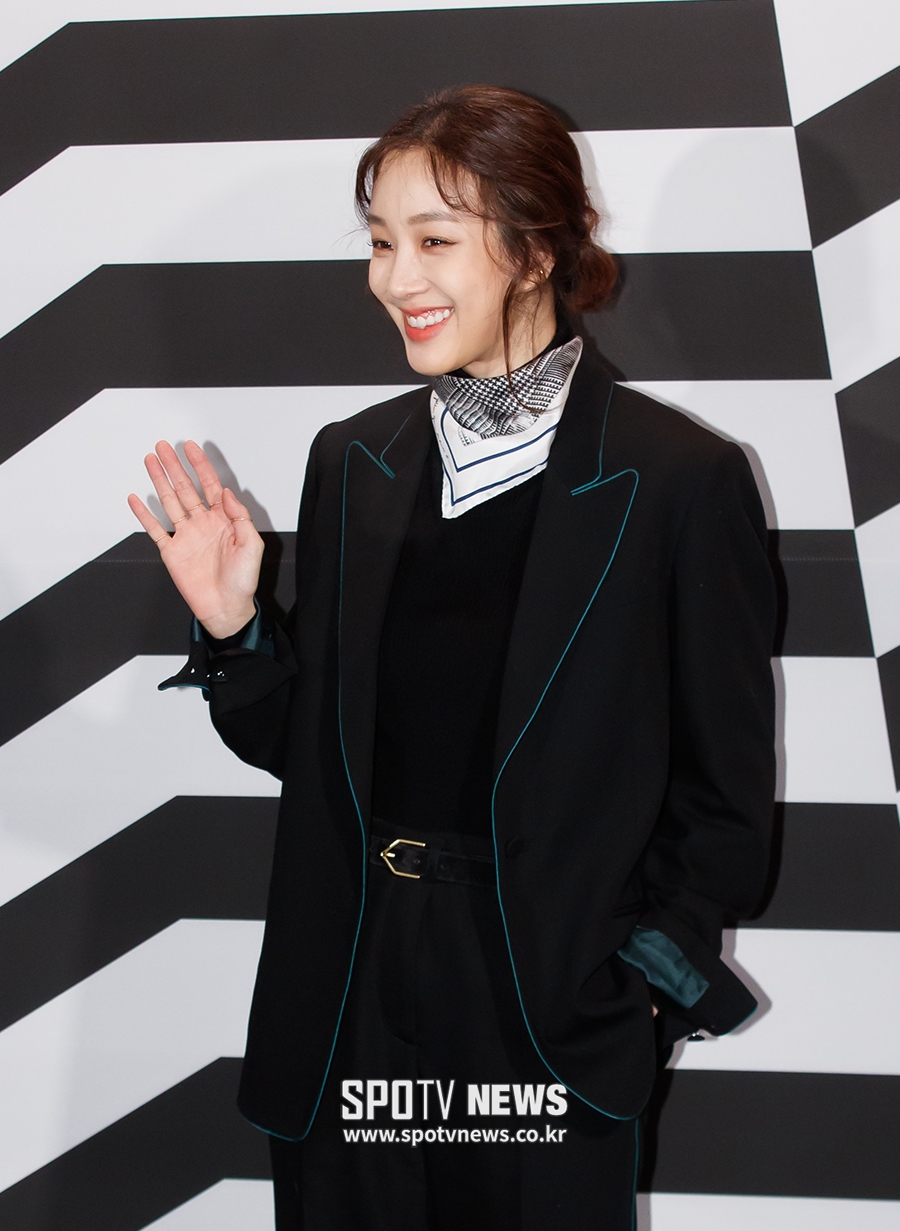 [포토S] 정려원, 미소 띤 손인사