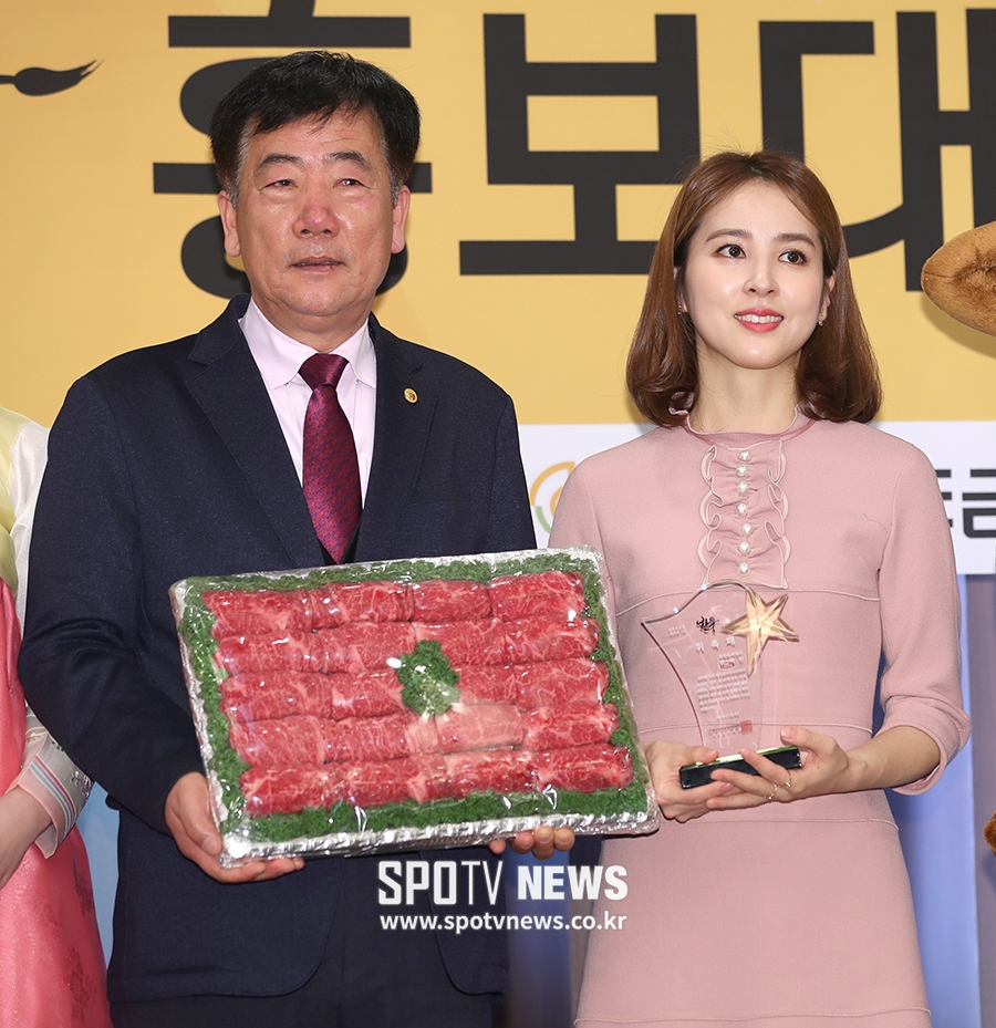 [포토S] 한혜진, '이번 설에는 한우와 함께~'