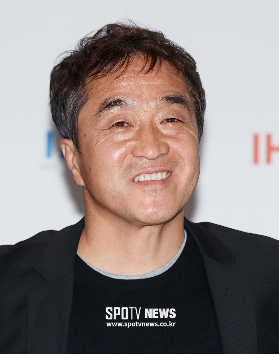 [포토S] 미소 짓는 이영진 수석코치