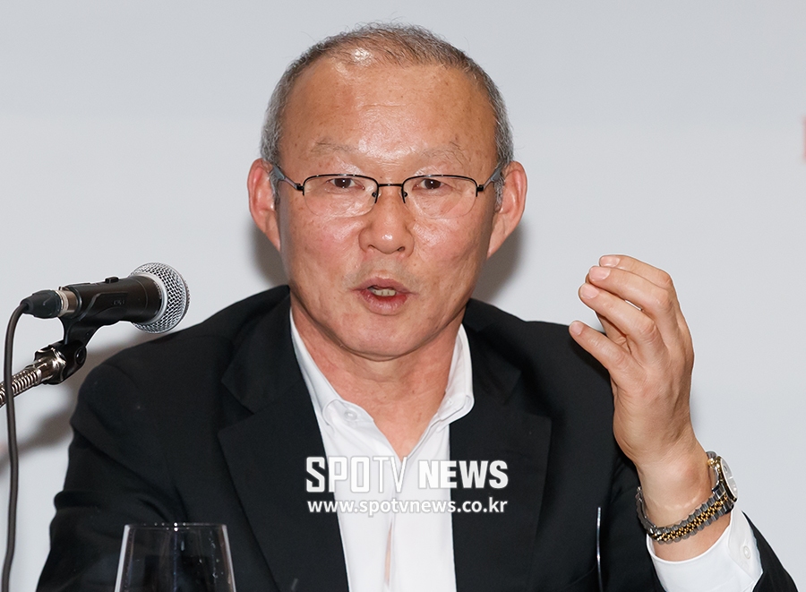 [포토S] 대회 에피소드 이야기 하는 박항서 감독