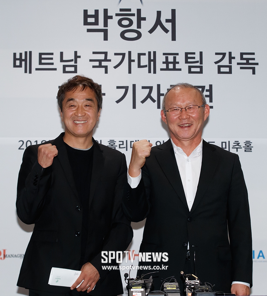 [포토S] 파이팅 외치는 박항서 감독-이영진 코치