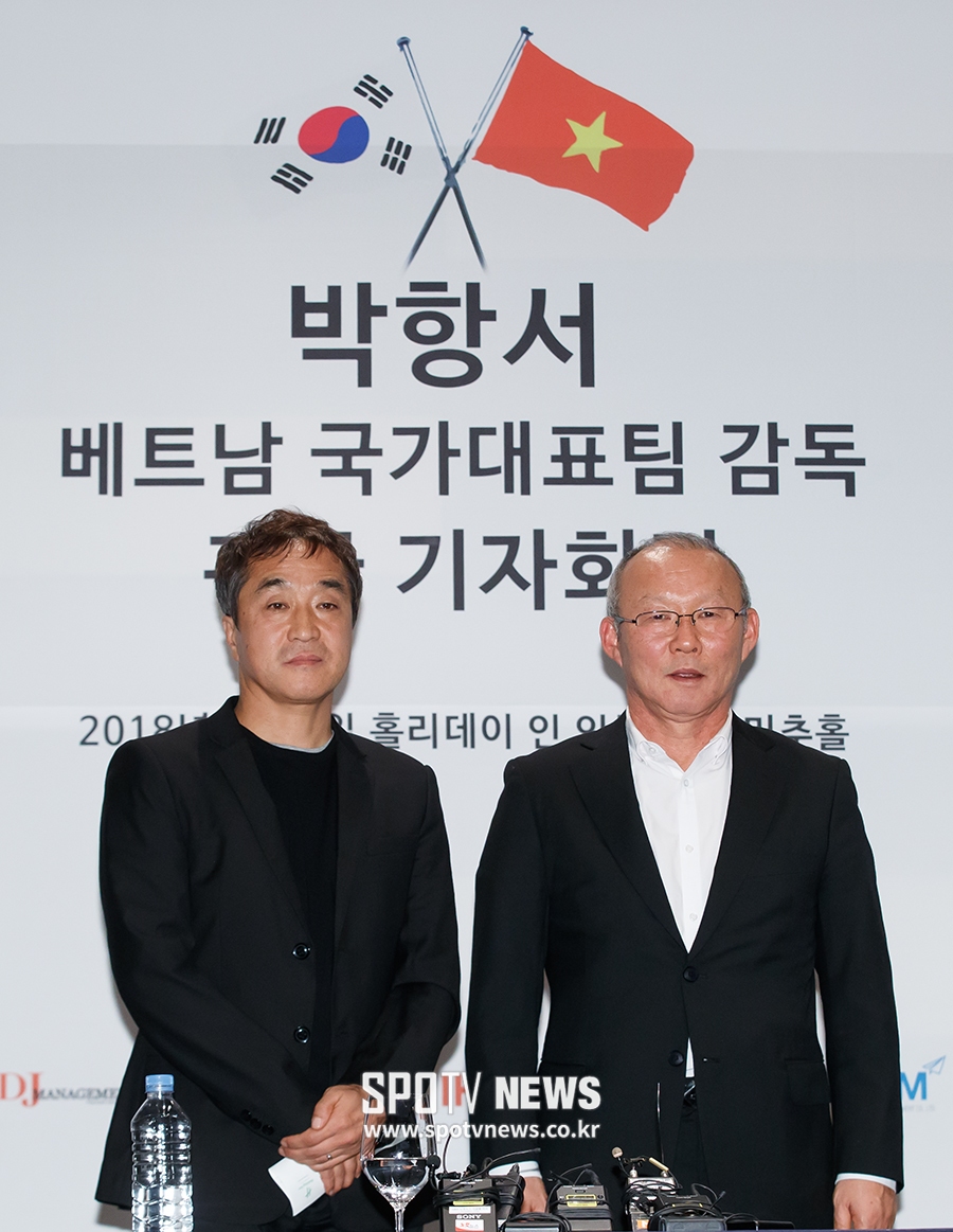 [포토S] 베트남 축구 성공적으로 이끌고 있는 박항서 감독-이영진 코치