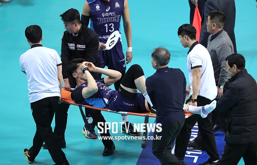 [포토S] 들것에 실려 나가는 조근호