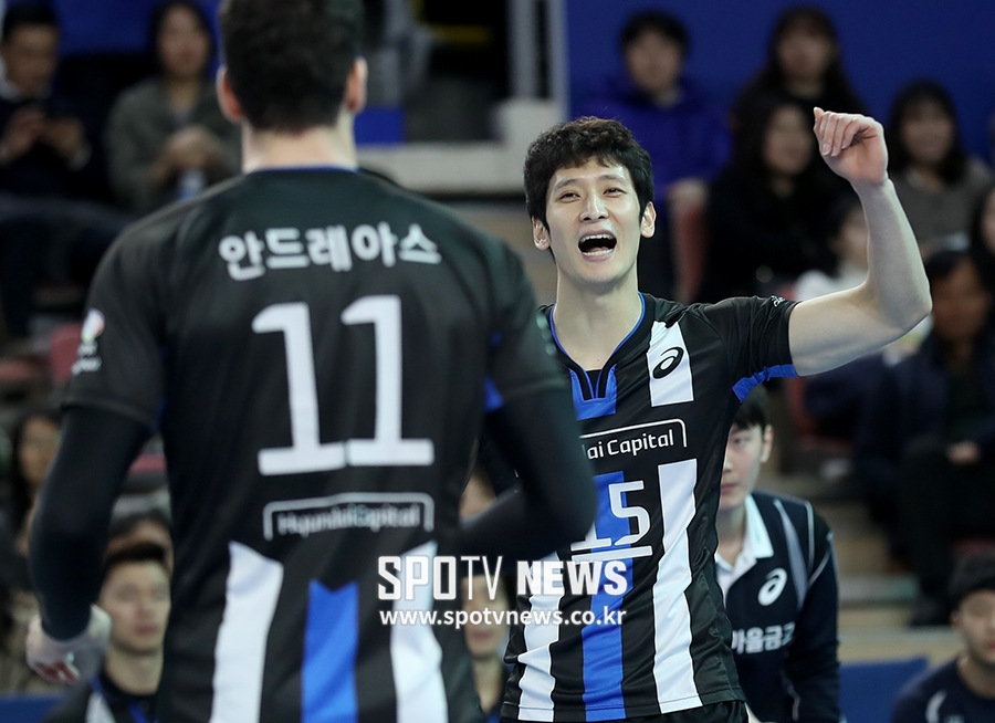 '문성민 25득점' 현대캐피탈, 우리카드 꺾고 시즌 20승 달성