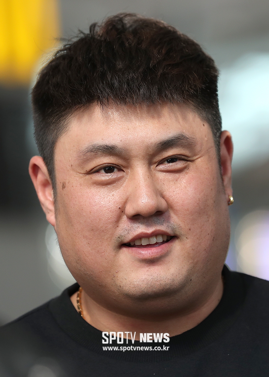 [포토S] 전지훈련 떠나는 최준석, '이제는 웃을래요'