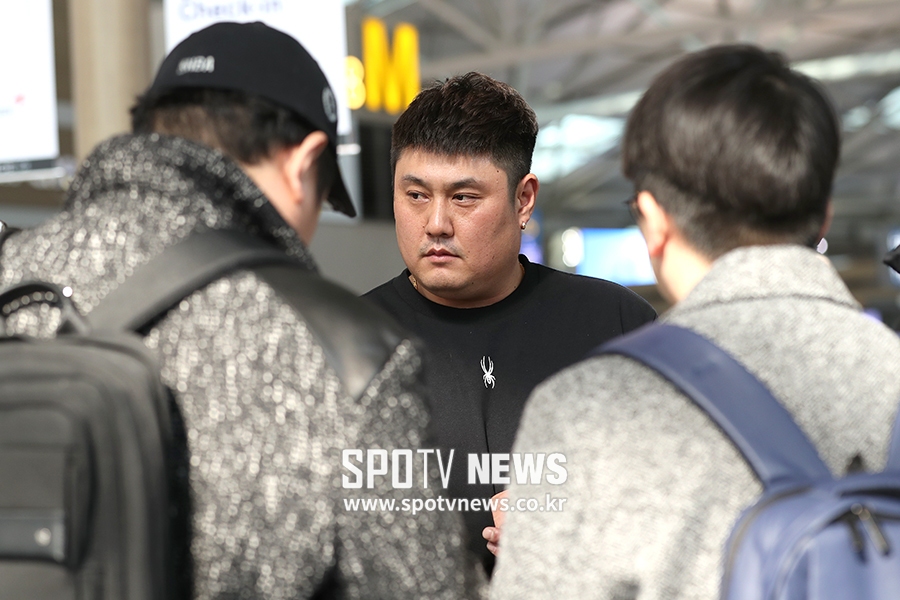 [포토S] 취재진과 인터뷰 갖는 NC 최준석