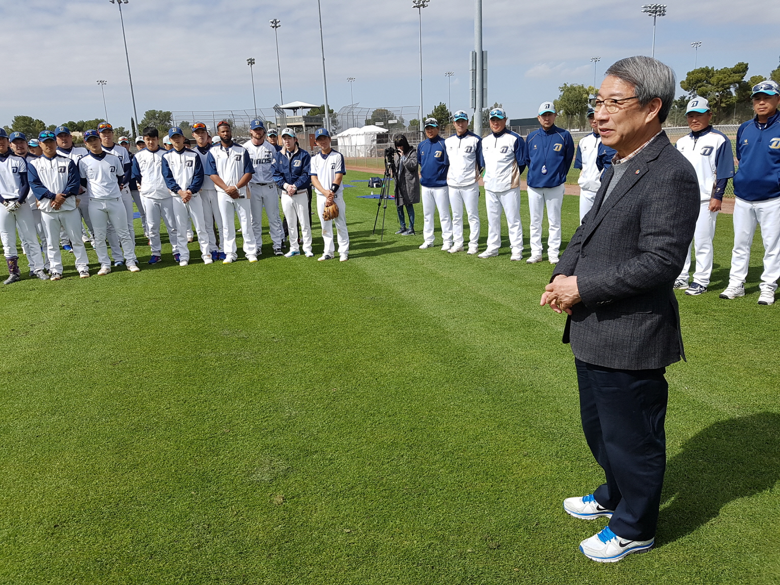 정운찬 KBO 총재, 애리조나 캠프에서 경기 스피드업 점검